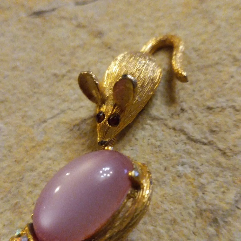 Vintage Brooch Gold tone with pink Tiger eyes Resin Cat and Mouse